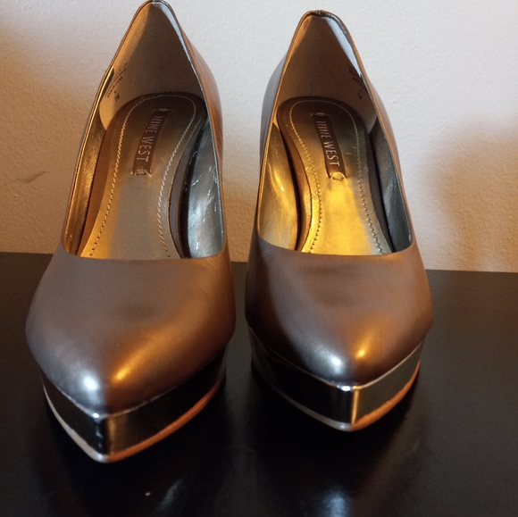 Nine West Gold Toned Heels 👠 - Picture 4 of 5